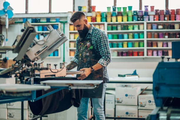 Homme fait de la sérigraphie textile
