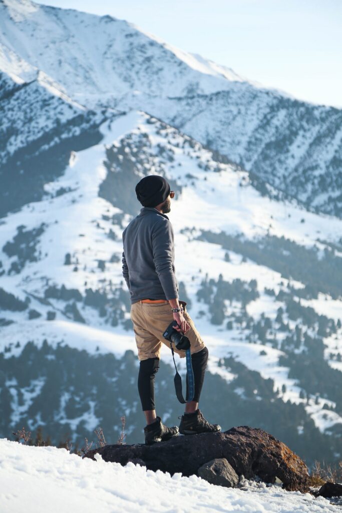 homme avec un bonnet dans les montagnes